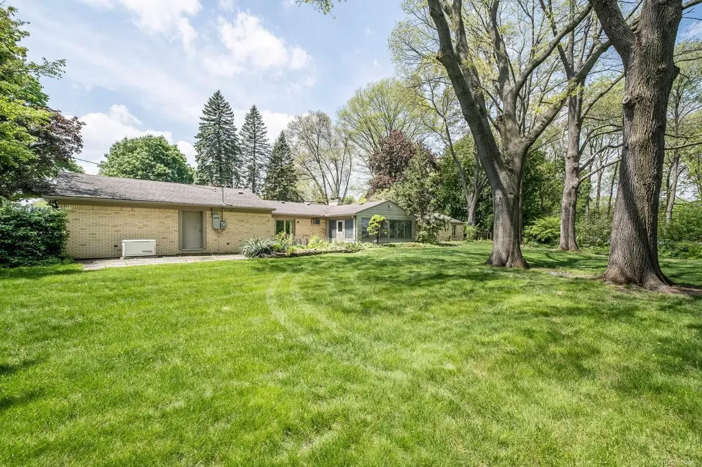 2800 Tewksbury Drive Troy City MI 48098