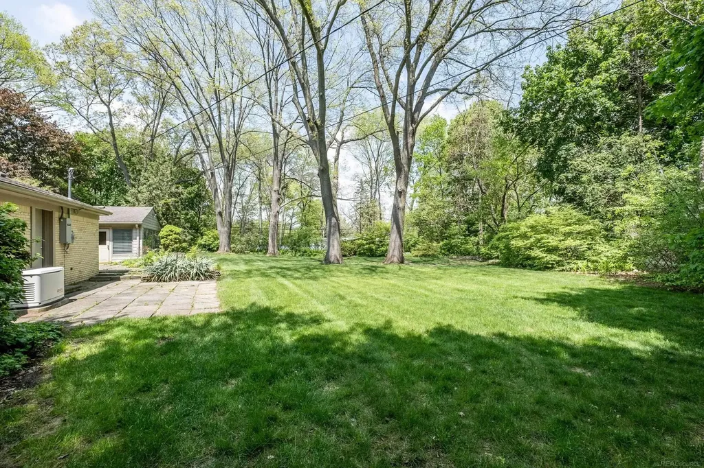 2800 Tewksbury Drive Troy City MI 48098