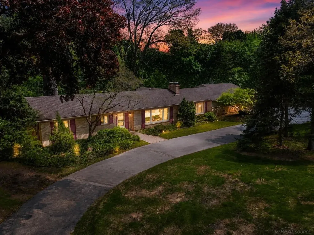 2800 Tewksbury Drive Troy City MI 48098