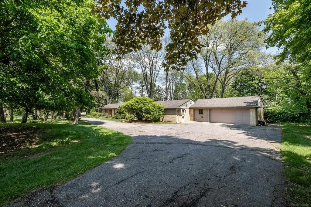 2800 Tewksbury Drive Troy City MI 48098