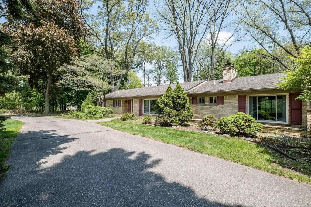 2800 Tewksbury Drive Troy City MI 48098