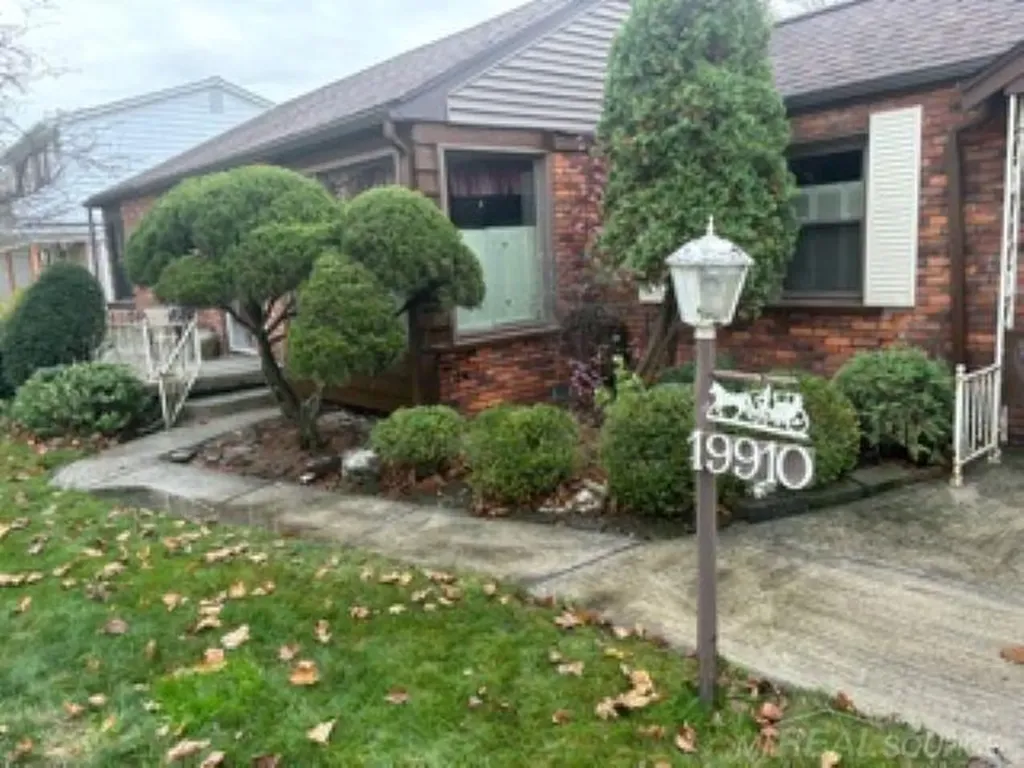 19910 Parkside Street St. Clair Shores City MI 48080