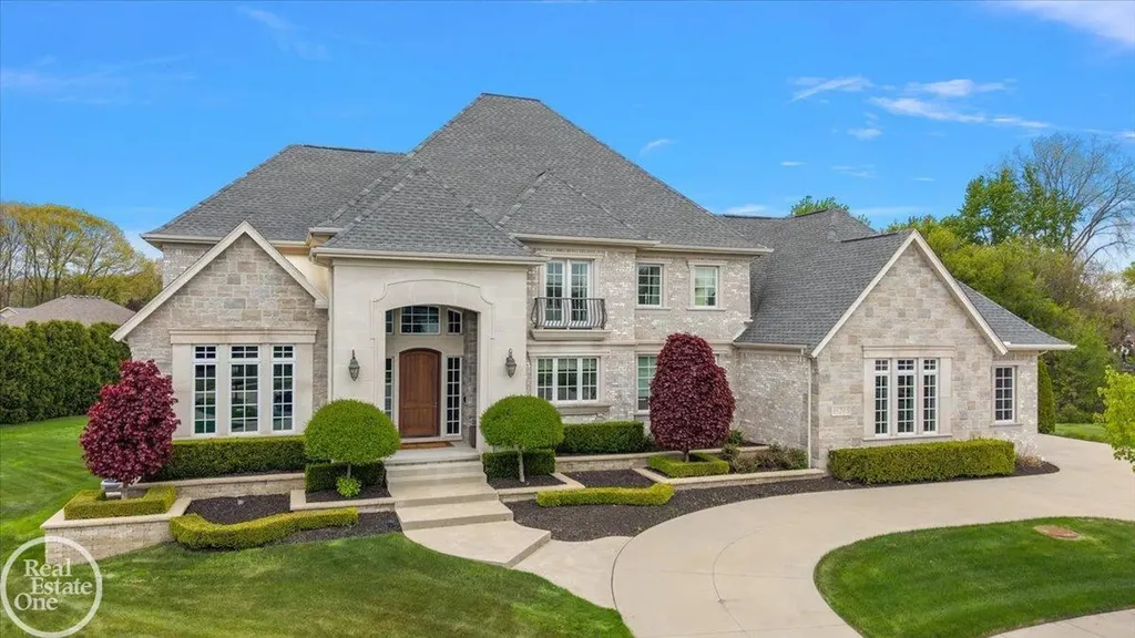 16205 La Dolce Vita Drive Clinton Charter Township MI 48035