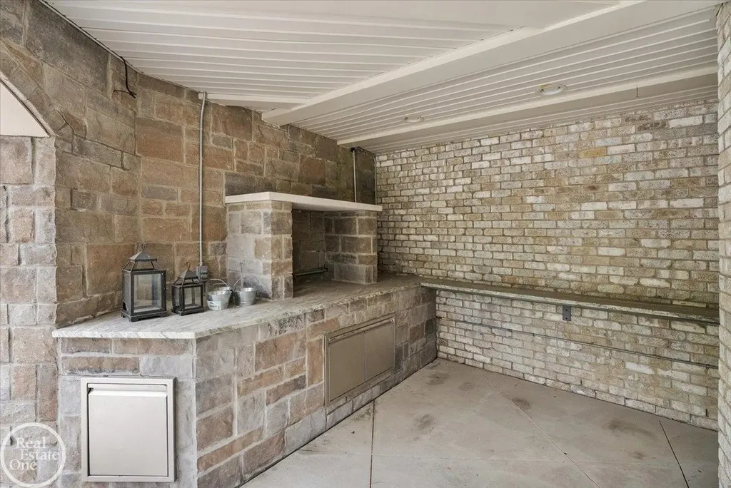 16205 La Dolce Vita Drive Clinton Charter Township MI 48035