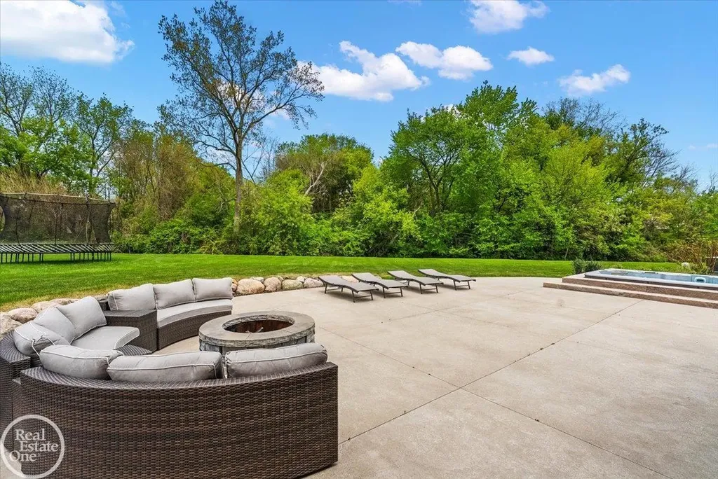 16205 La Dolce Vita Drive Clinton Charter Township MI 48035
