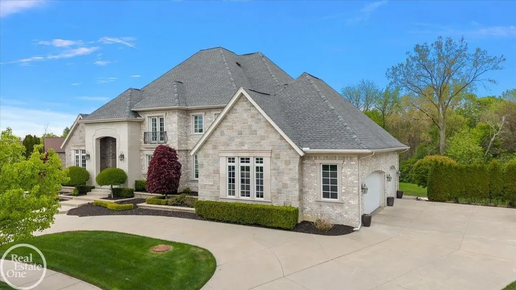 16205 La Dolce Vita Drive Clinton Charter Township MI 48035