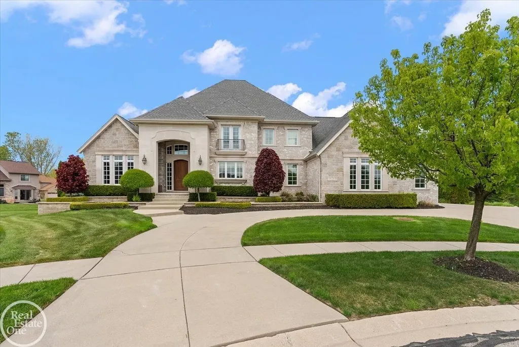 16205 La Dolce Vita Drive Clinton Charter Township MI 48035