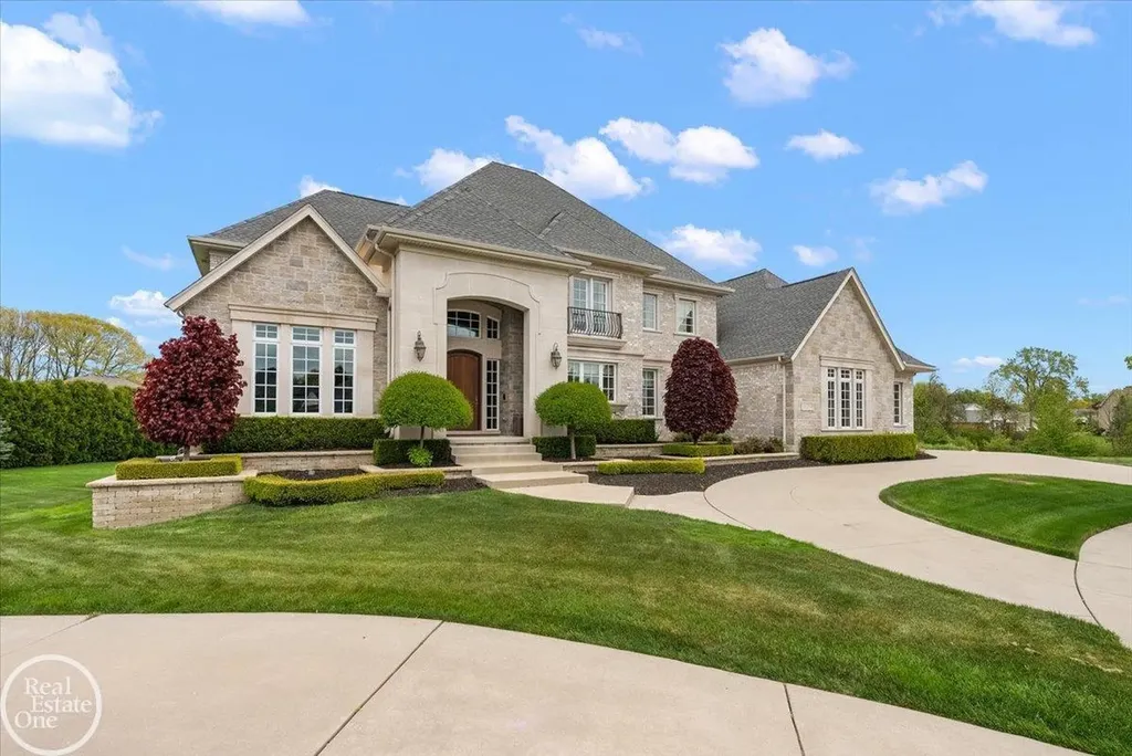 16205 La Dolce Vita Drive Clinton Charter Township MI 48035