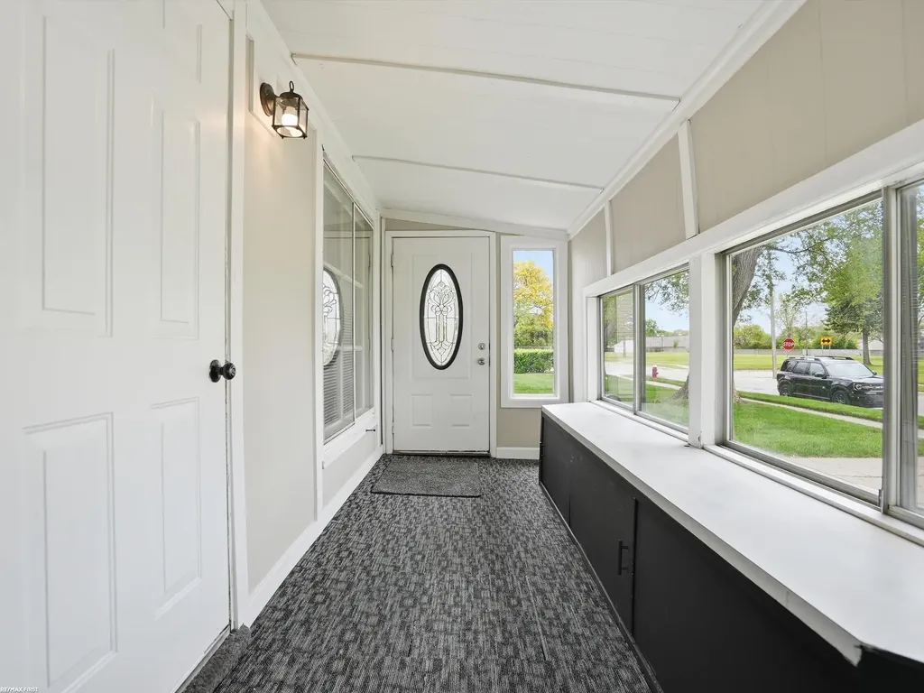 24306 Wagner Avenue Warren City MI 48089