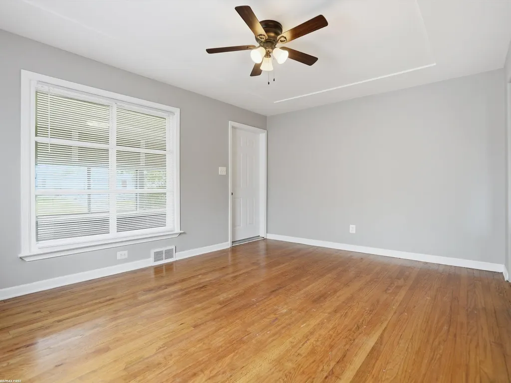 24306 Wagner Avenue Warren City MI 48089