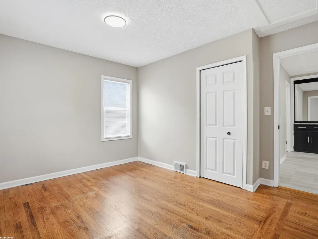 24306 Wagner Avenue Warren City MI 48089