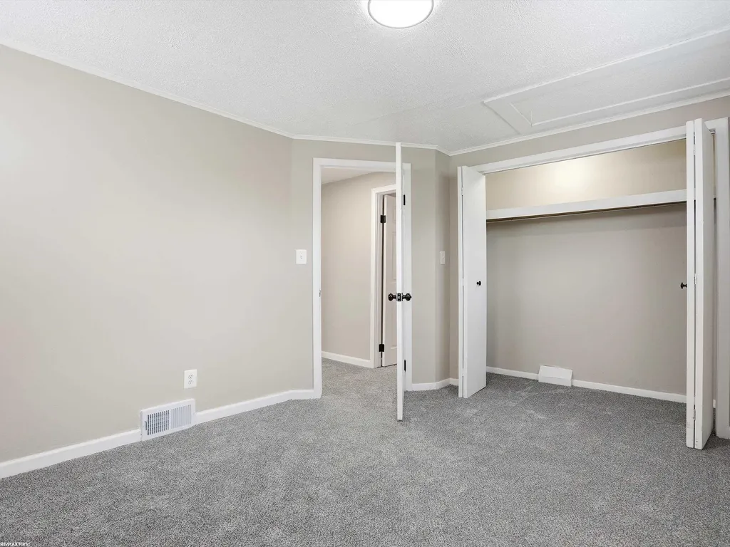 24306 Wagner Avenue Warren City MI 48089