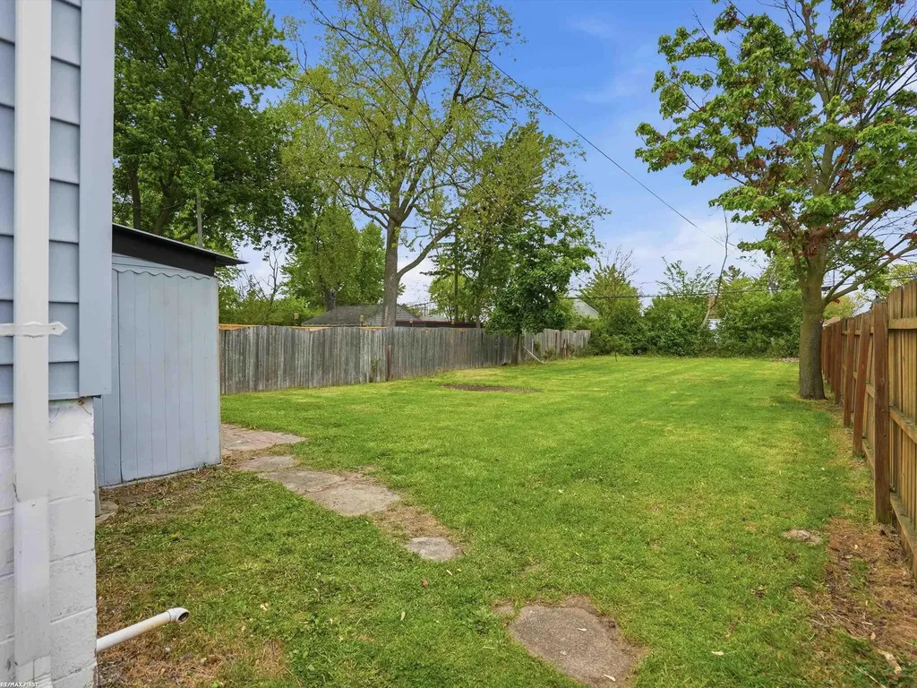 24306 Wagner Avenue Warren City MI 48089