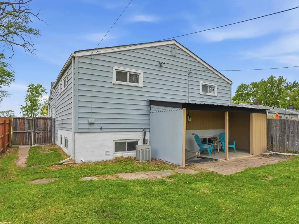 24306 Wagner Avenue Warren City MI 48089