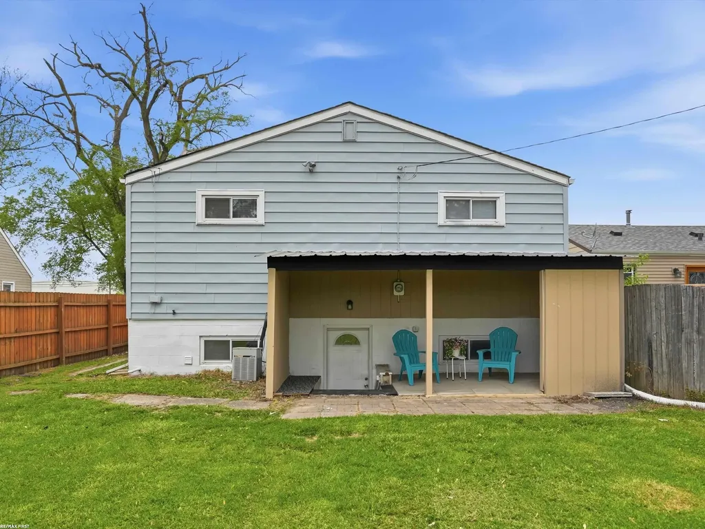 24306 Wagner Avenue Warren City MI 48089