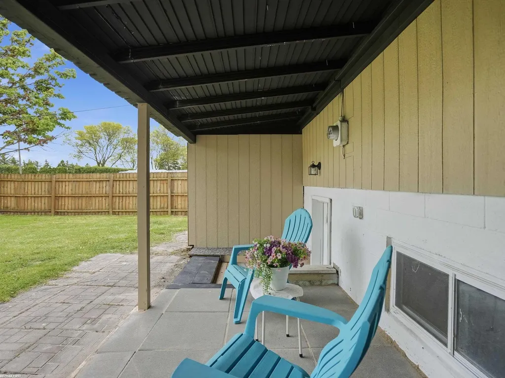 24306 Wagner Avenue Warren City MI 48089