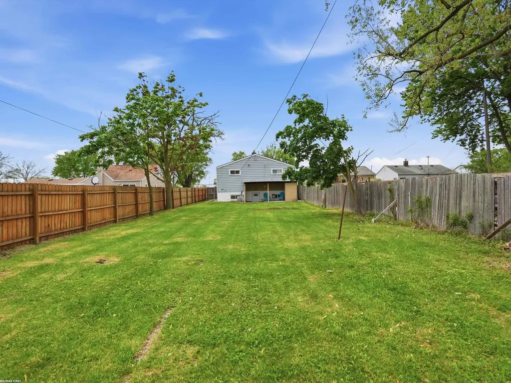 24306 Wagner Avenue Warren City MI 48089