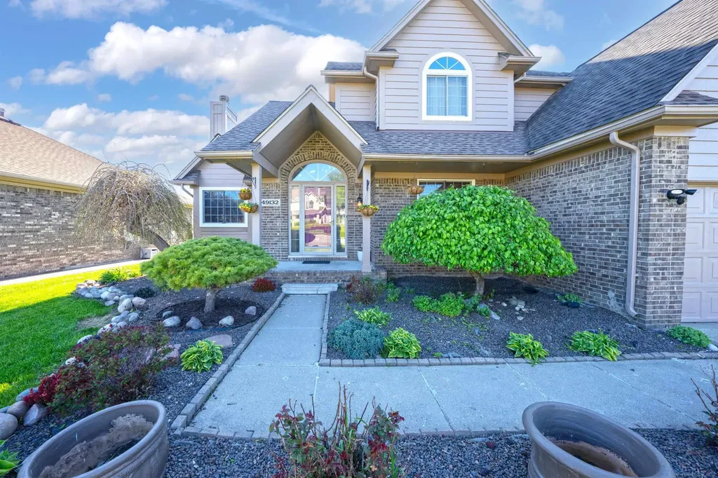 49132 Stratford Drive Chesterfield Township MI 48047