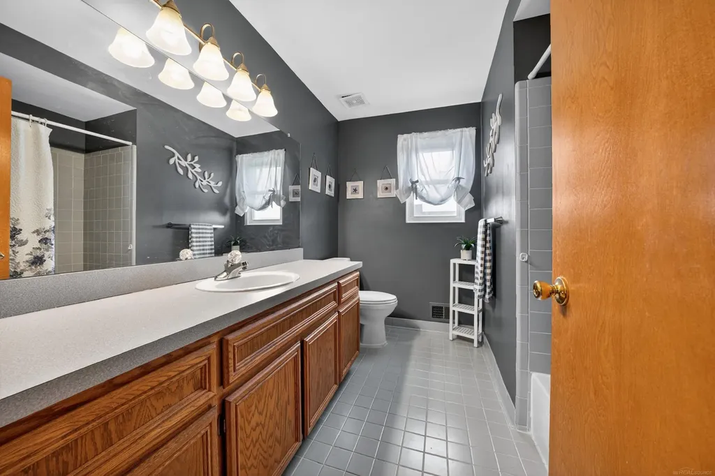 49132 Stratford Drive Chesterfield Township MI 48047