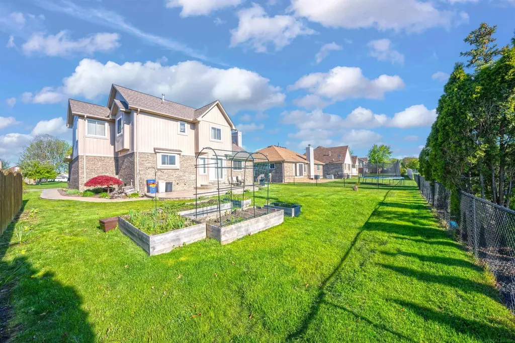 49132 Stratford Drive Chesterfield Township MI 48047
