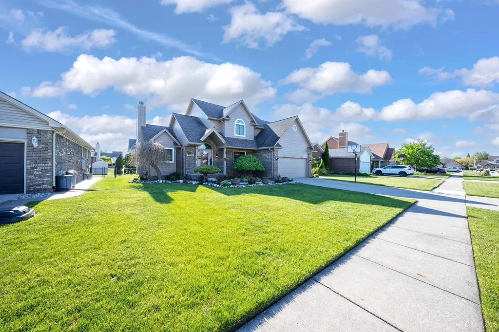 49132 Stratford Drive Chesterfield Township MI 48047