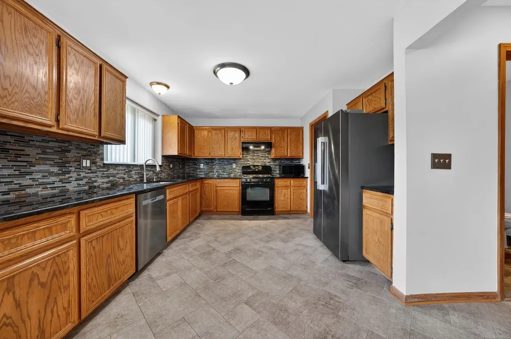 49132 Stratford Drive Chesterfield Township MI 48047