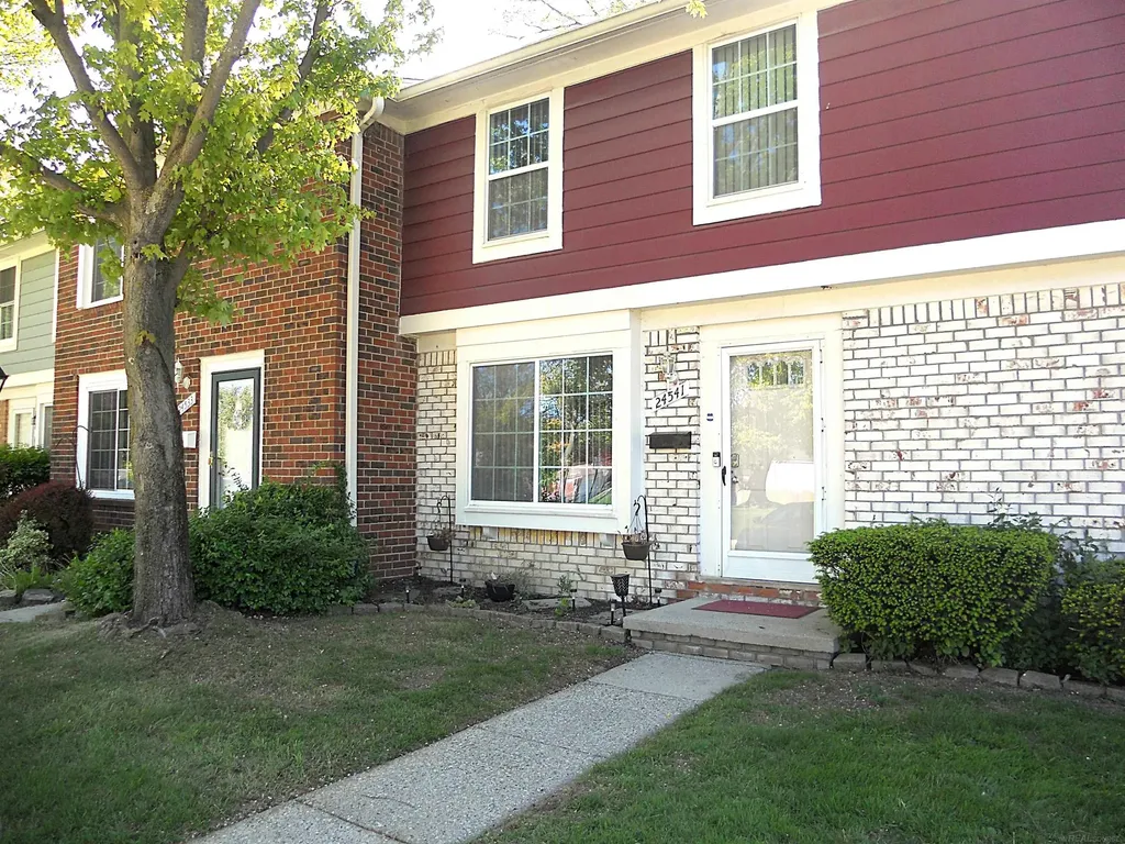 24541 Seaton Circuit E. Drive Warren City MI 48091