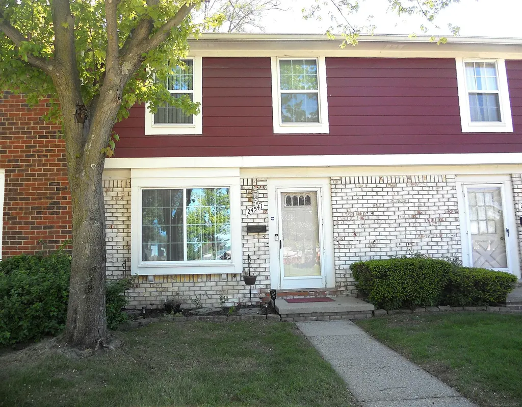 24541 Seaton Circuit E. Drive Warren City MI 48091