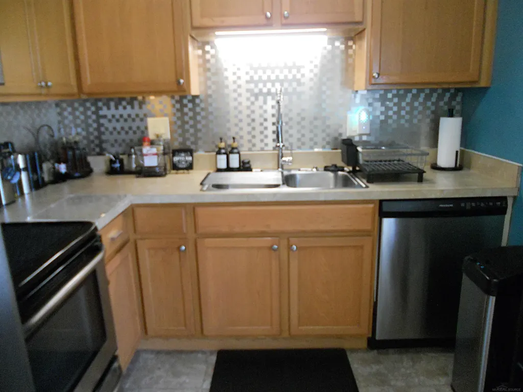 24541 Seaton Circuit E. Drive Warren City MI 48091