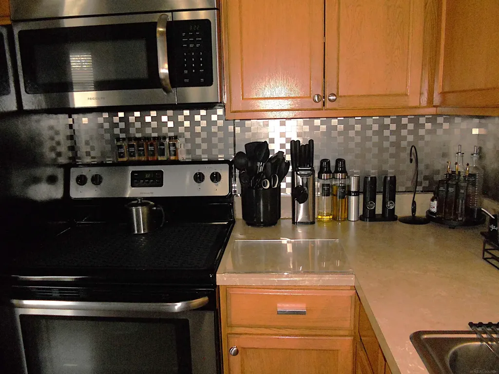 24541 Seaton Circuit E. Drive Warren City MI 48091