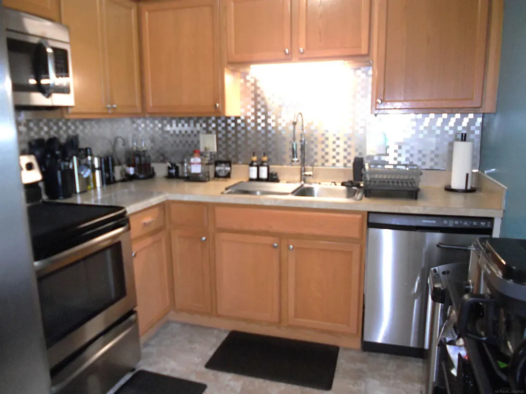 24541 Seaton Circuit E. Drive Warren City MI 48091