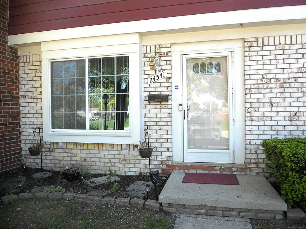 24541 Seaton Circuit E. Drive Warren City MI 48091