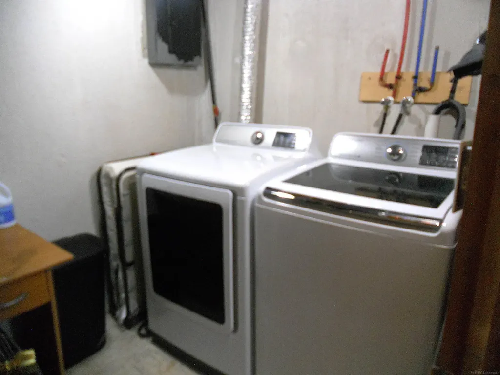 24541 Seaton Circuit E. Drive Warren City MI 48091
