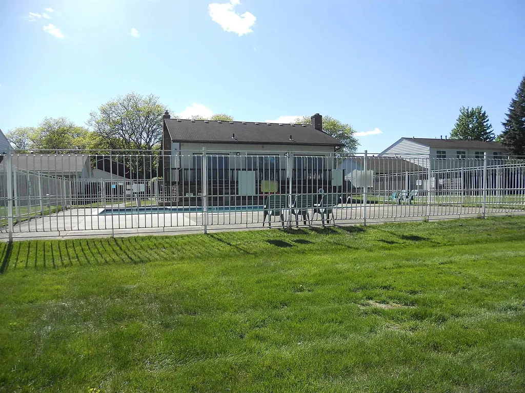 24541 Seaton Circuit E. Drive Warren City MI 48091