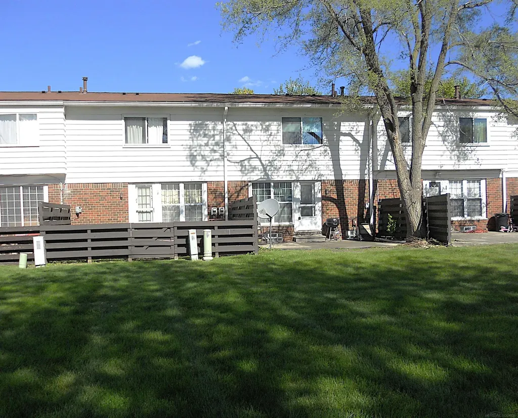 24541 Seaton Circuit E. Drive Warren City MI 48091