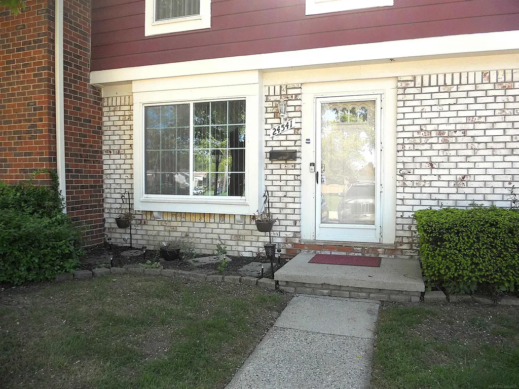 24541 Seaton Circuit E. Drive Warren City MI 48091
