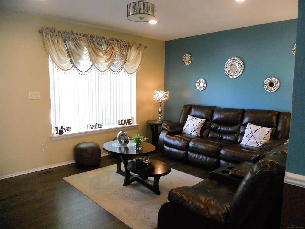 24541 Seaton Circuit E. Drive Warren City MI 48091