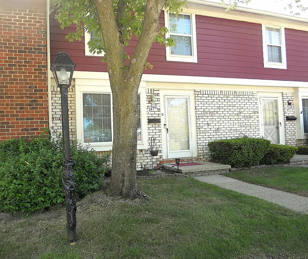 24541 Seaton Circuit E. Drive Warren City MI 48091