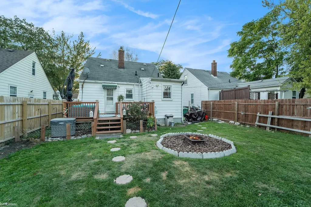 22076 Tuscany Avenue Eastpointe City MI 48021