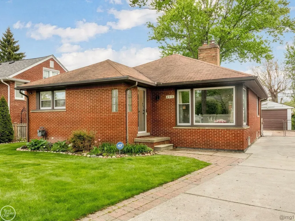 2313 Stanhope Street Grosse Pointe Woods City MI 48236