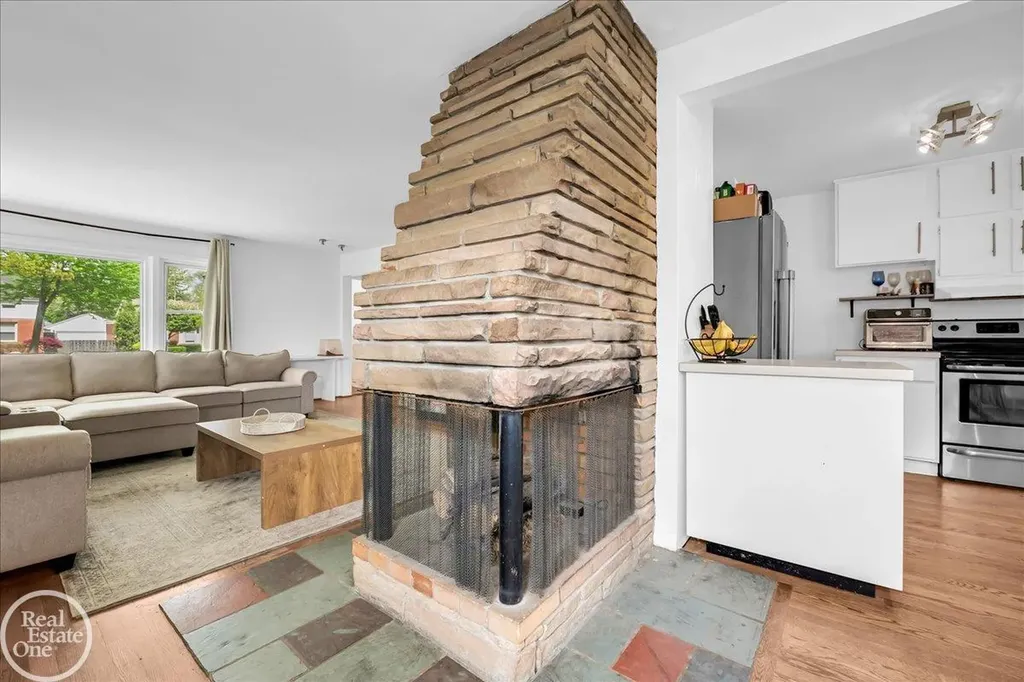 2313 Stanhope Street Grosse Pointe Woods City MI 48236