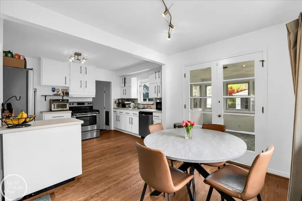 2313 Stanhope Street Grosse Pointe Woods City MI 48236
