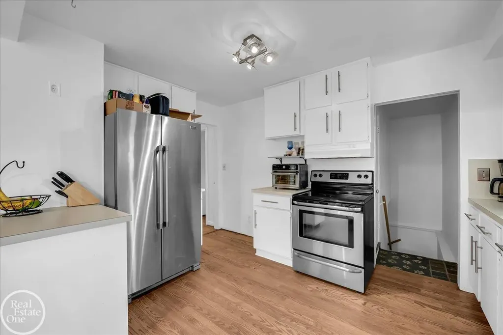 2313 Stanhope Street Grosse Pointe Woods City MI 48236