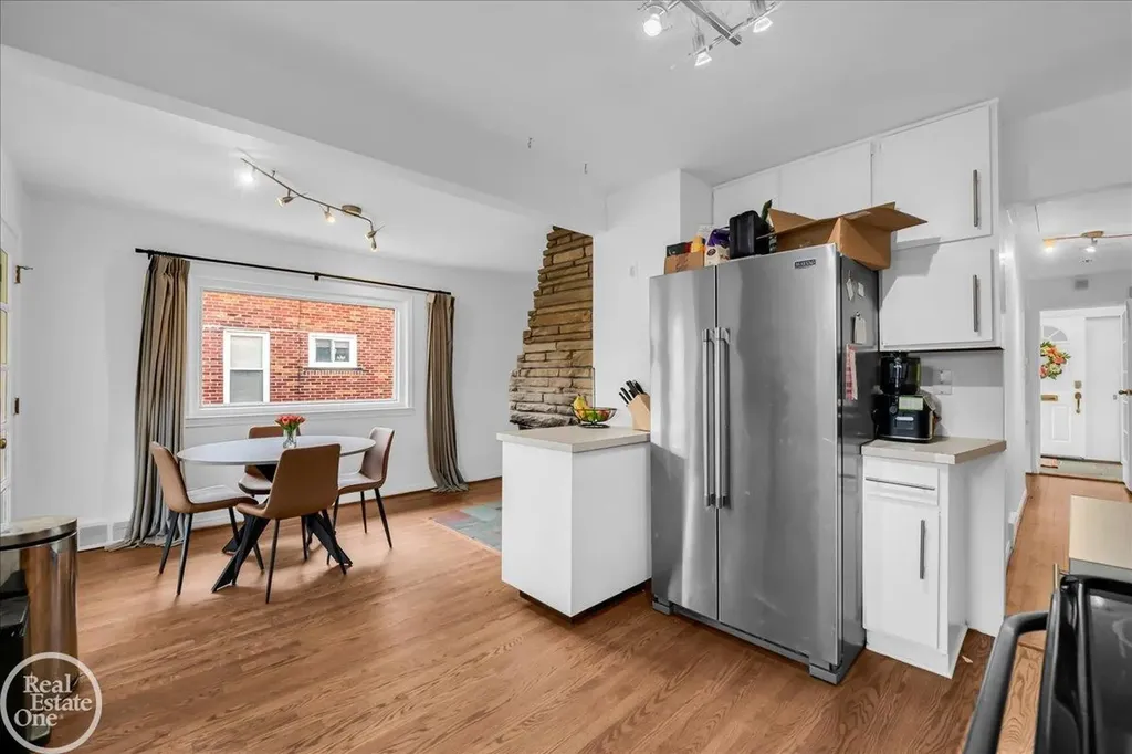 2313 Stanhope Street Grosse Pointe Woods City MI 48236