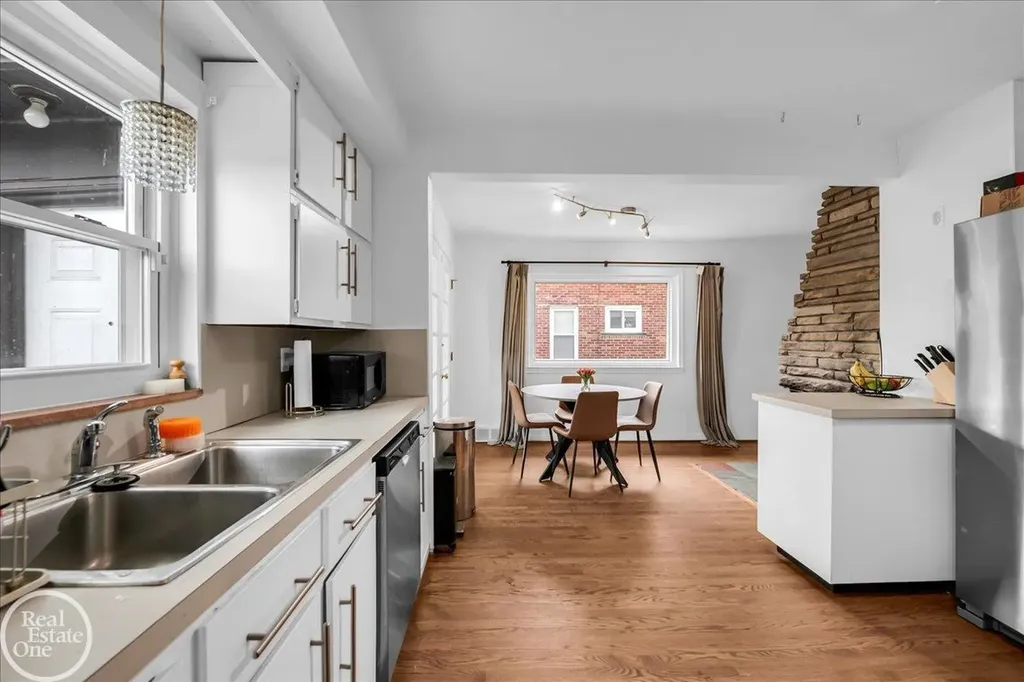 2313 Stanhope Street Grosse Pointe Woods City MI 48236