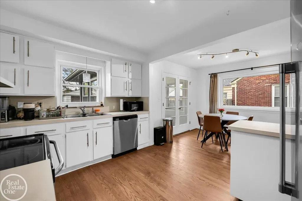 2313 Stanhope Street Grosse Pointe Woods City MI 48236