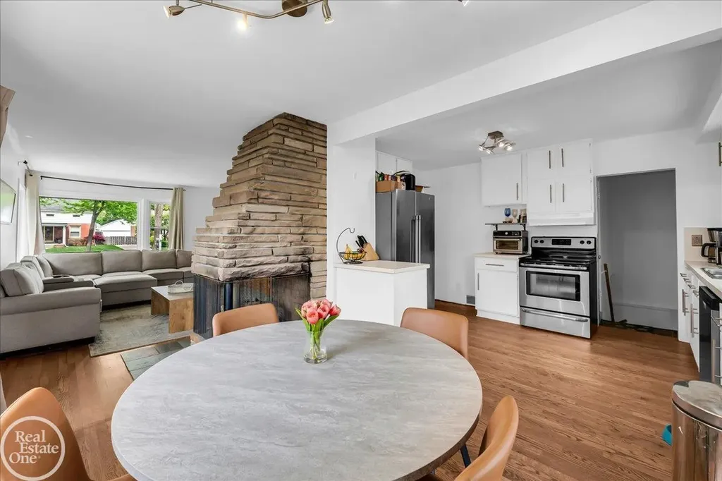 2313 Stanhope Street Grosse Pointe Woods City MI 48236