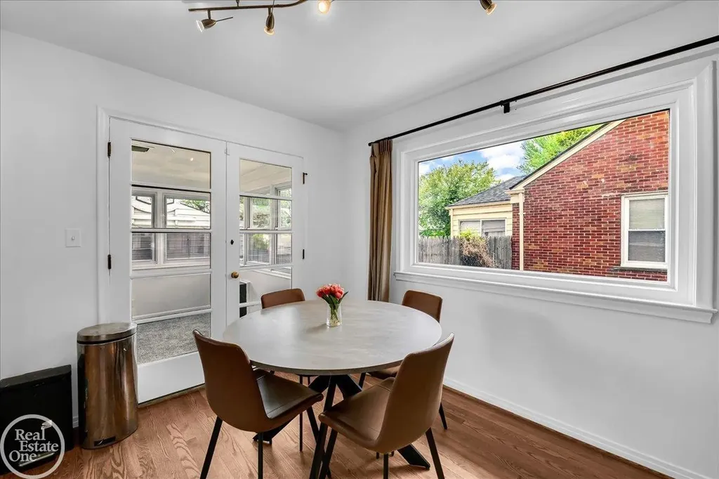 2313 Stanhope Street Grosse Pointe Woods City MI 48236
