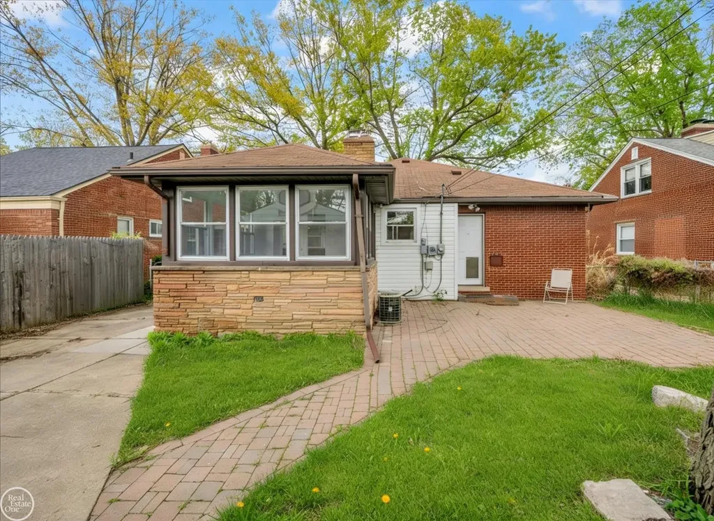 2313 Stanhope Street Grosse Pointe Woods City MI 48236