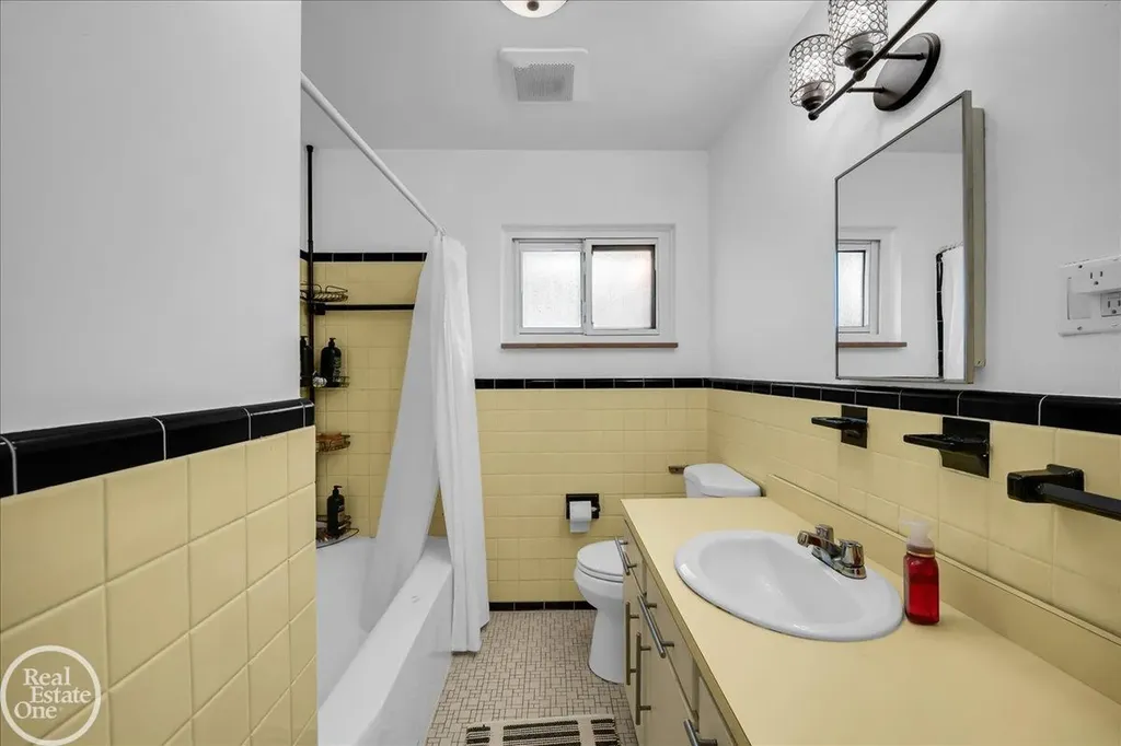 2313 Stanhope Street Grosse Pointe Woods City MI 48236